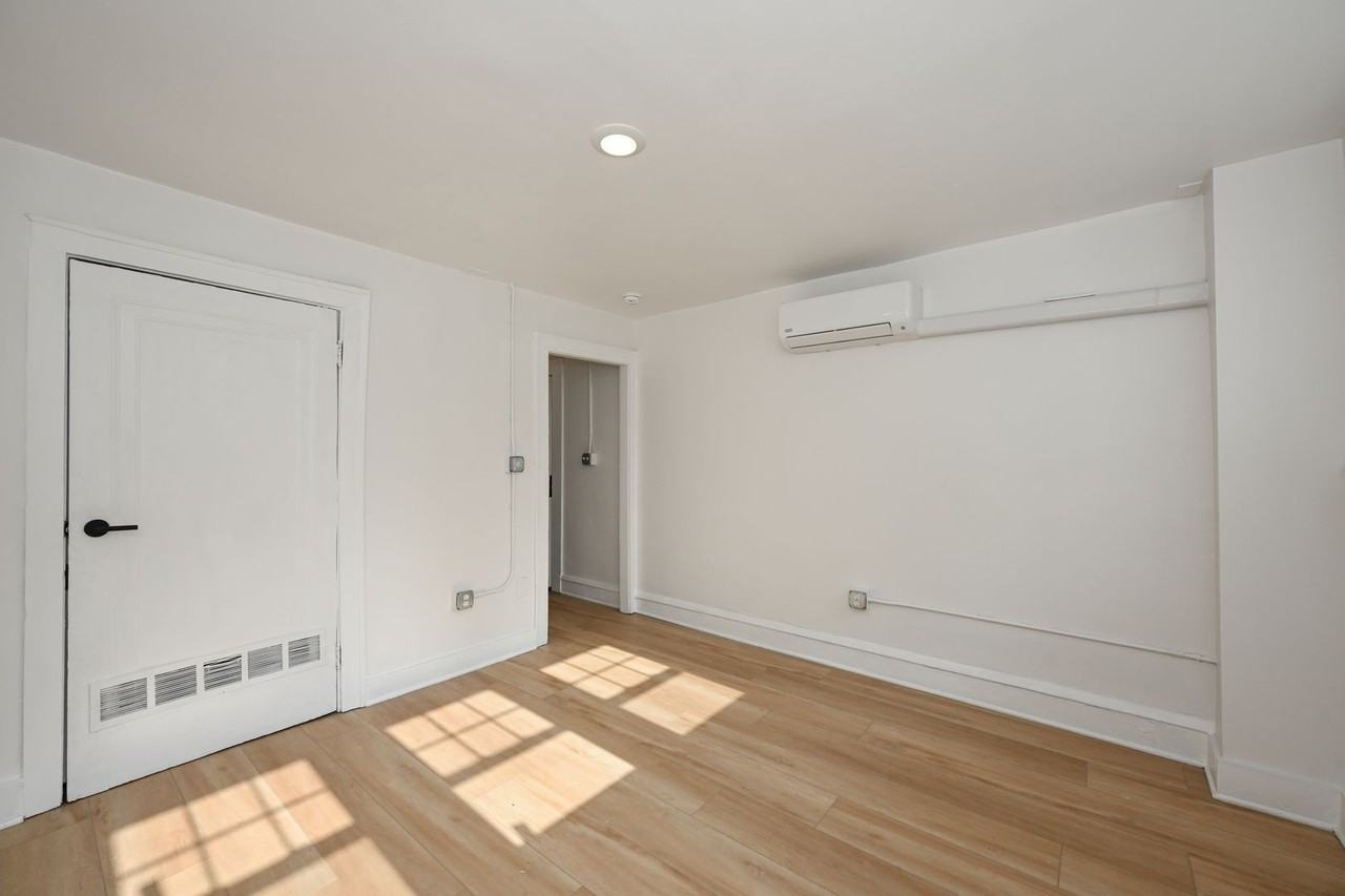 Detroit 83 - Photo 2 of 16