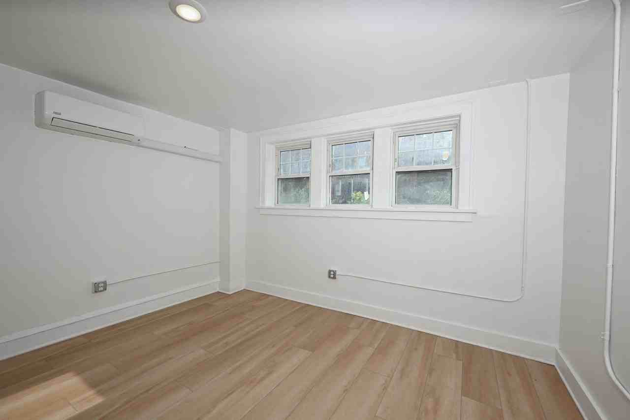 Detroit 83 - Photo 3 of 16