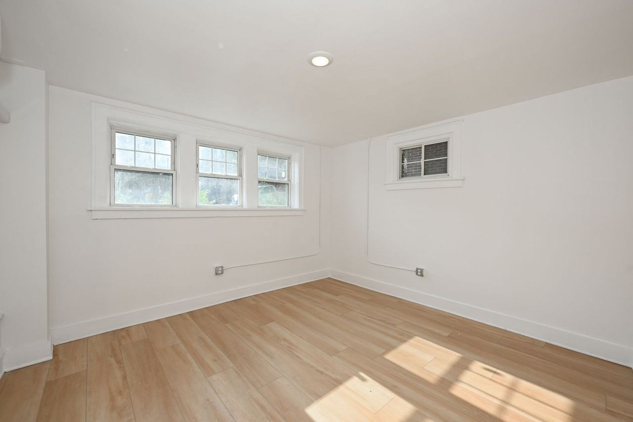 Detroit 83 - Photo 4 of 16