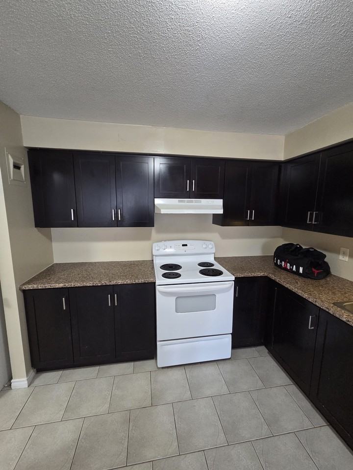 87 305-87 Westwood Drive #305 - Photo 2 of 12