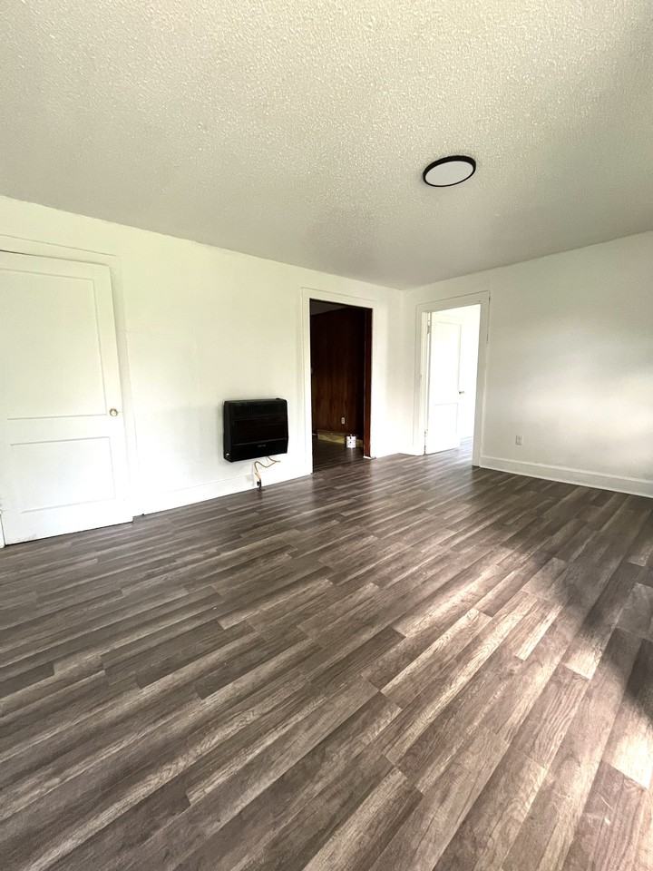 1105 N Mclemore Ave #B - Photo 2 of 9