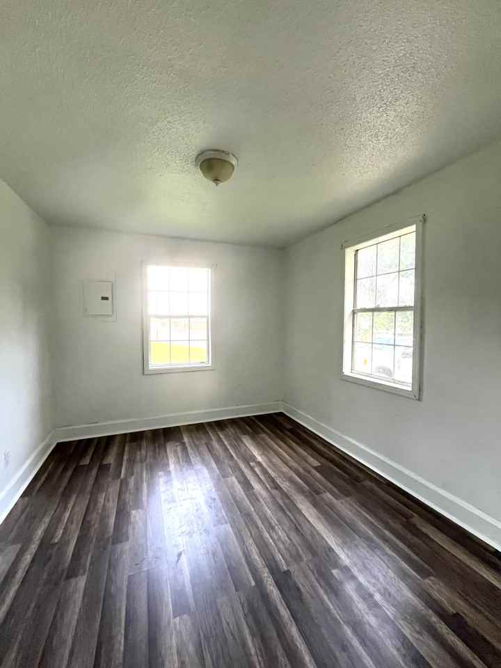 1105 N Mclemore Ave #B - Photo 3 of 9