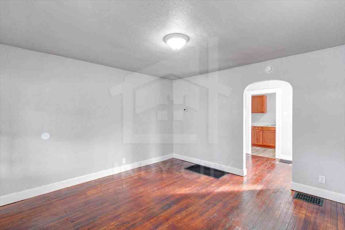 3209 W 10th St #1 - Photo 4 of 18