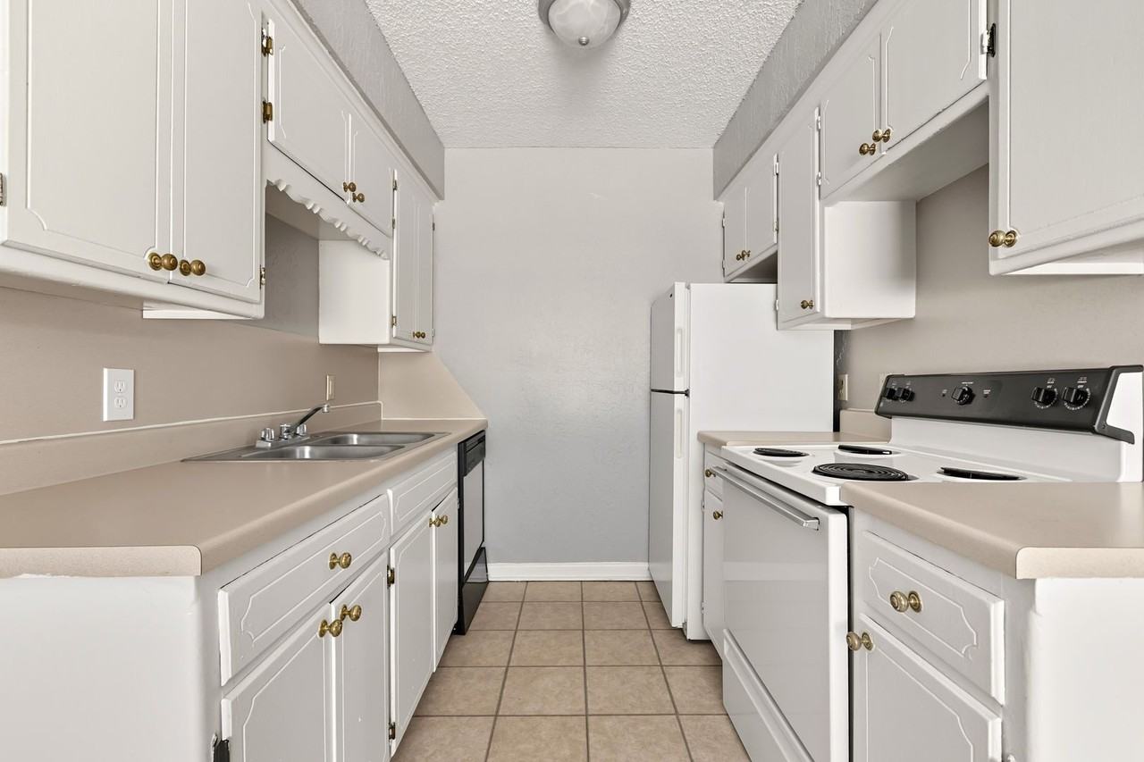 Paragon Apartments - Photo 7 of 9