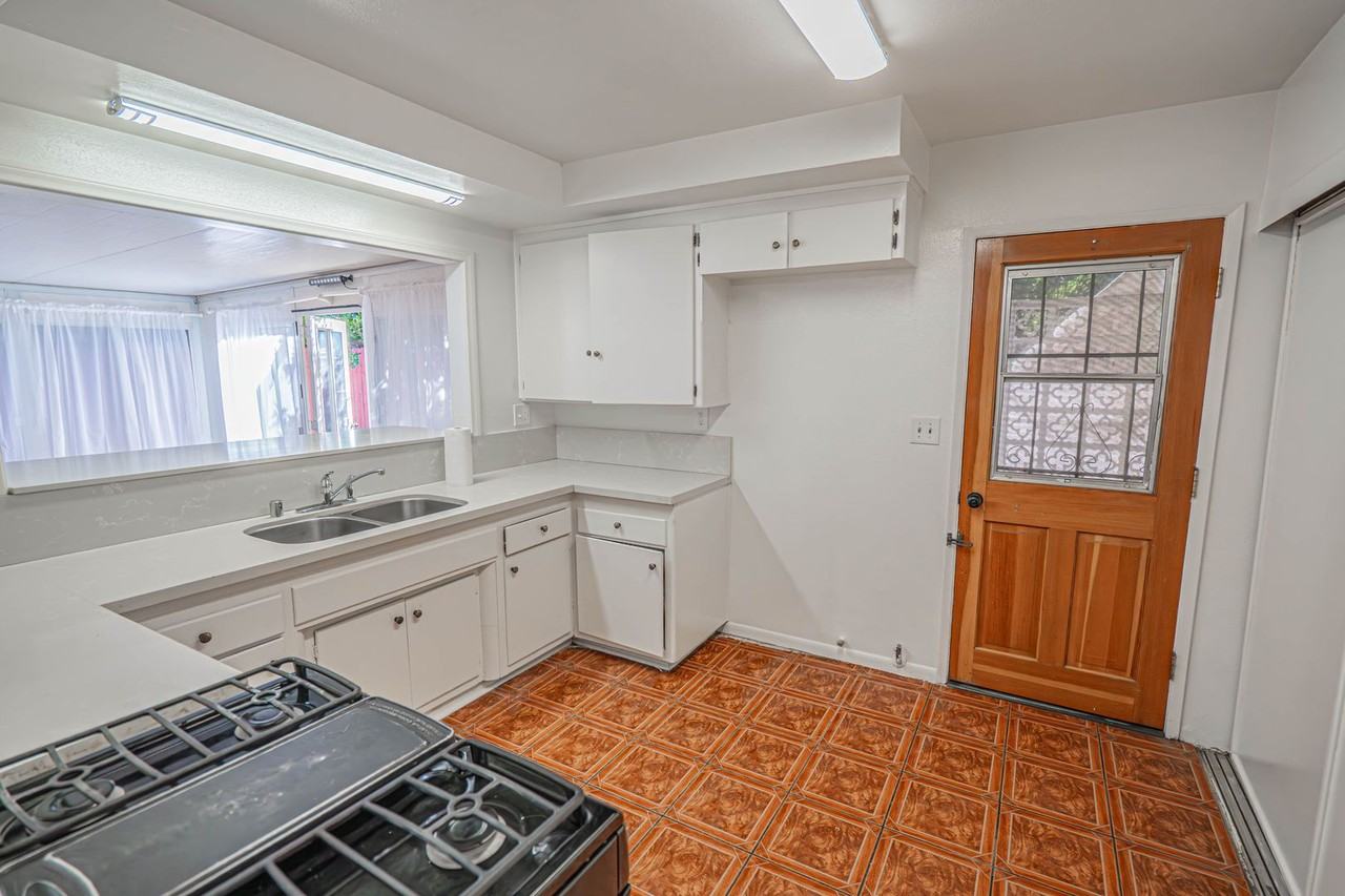 14848 Strathern St - Photo 5 of 22