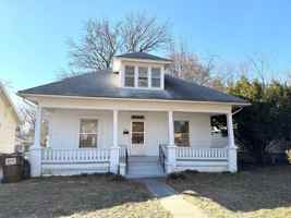 featured image of 831 S Pickwick Ave