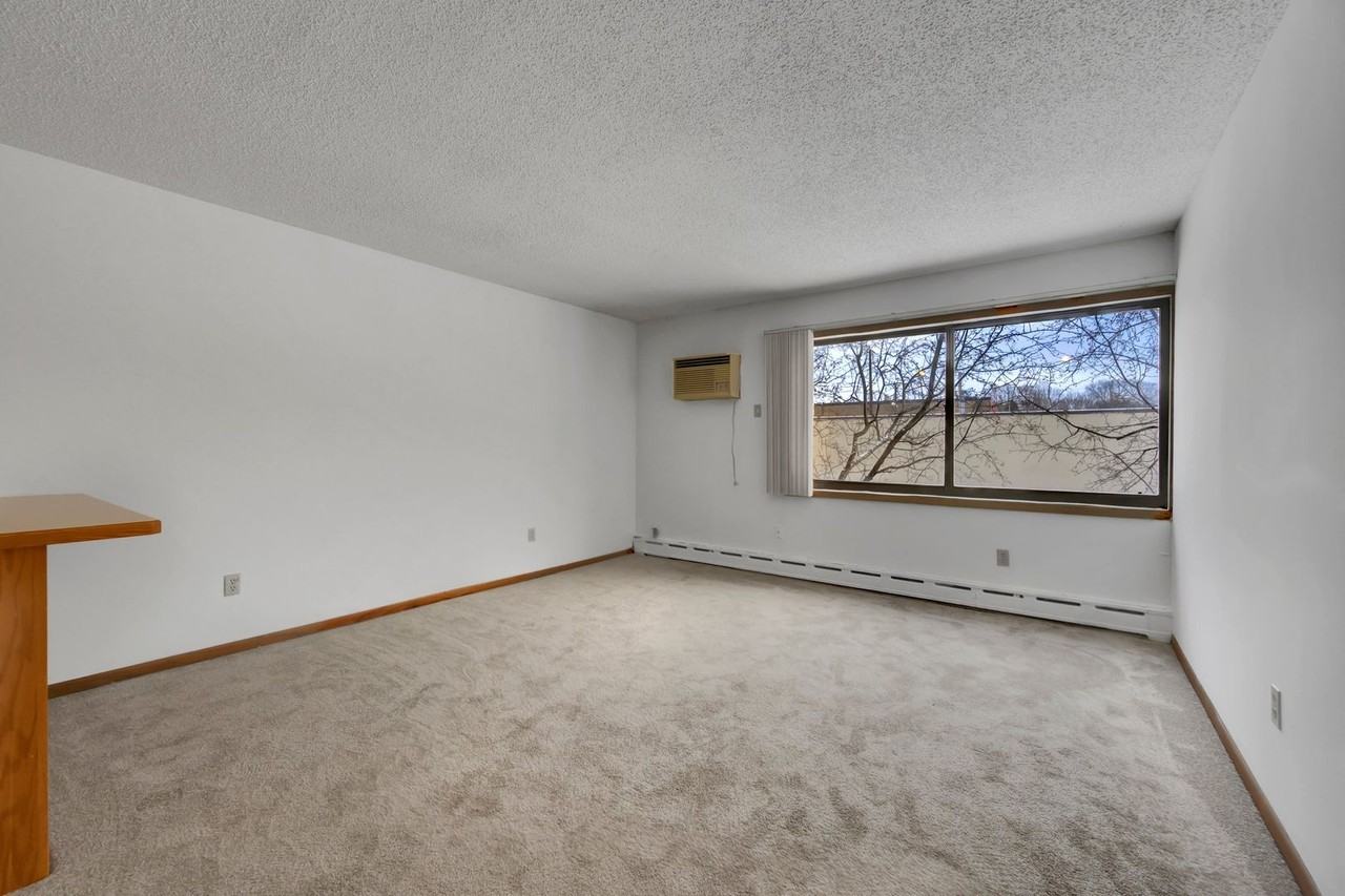 4320 36 1/2 St - Photo 5 of 17
