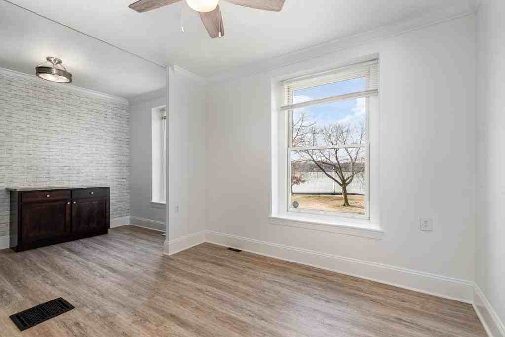 605 N Front St - Photo 4 of 20