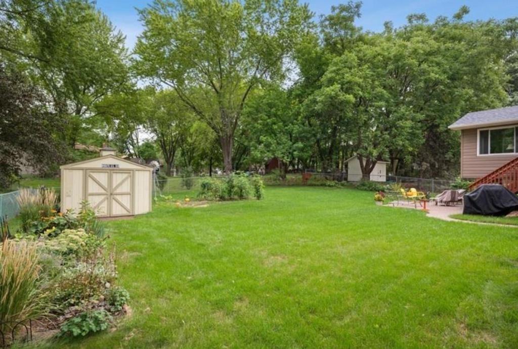 10414 Valley Forge Ln N - Photo 3 of 15