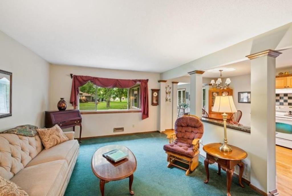 10414 Valley Forge Ln N - Photo 4 of 15