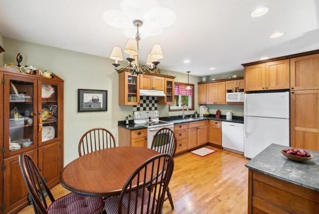 10414 Valley Forge Ln N - Photo 5 of 15