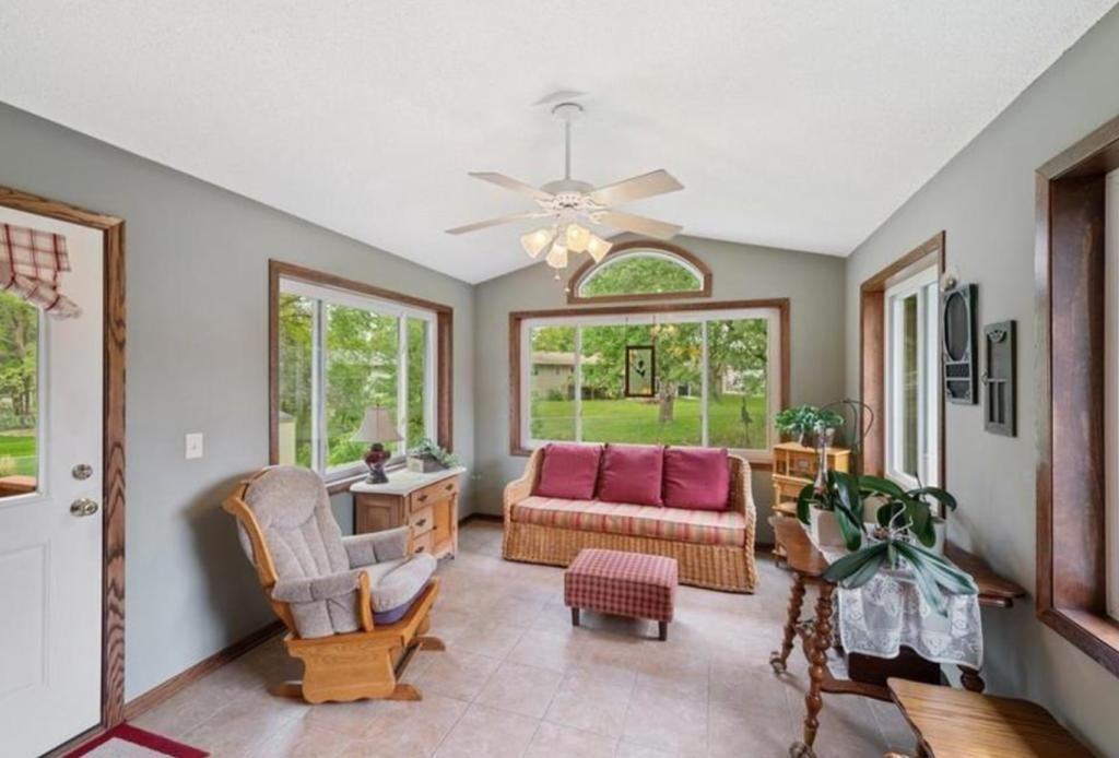 10414 Valley Forge Ln N - Photo 6 of 15