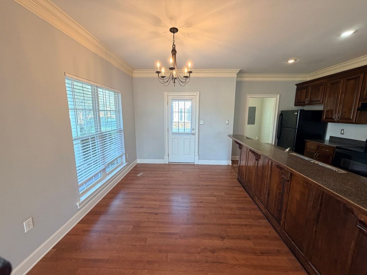 611 N Davis St - Photo 5 of 40