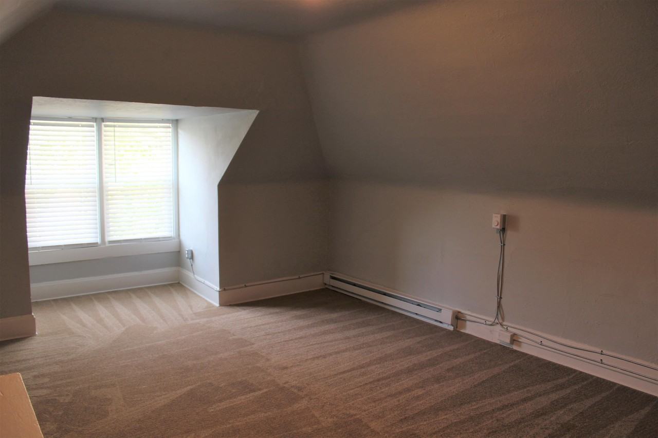 932 Linwood Ave - Photo 6 of 17