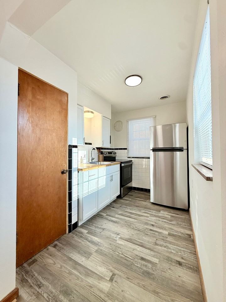 5821 Sunshine Drive #E - Photo 4 of 10