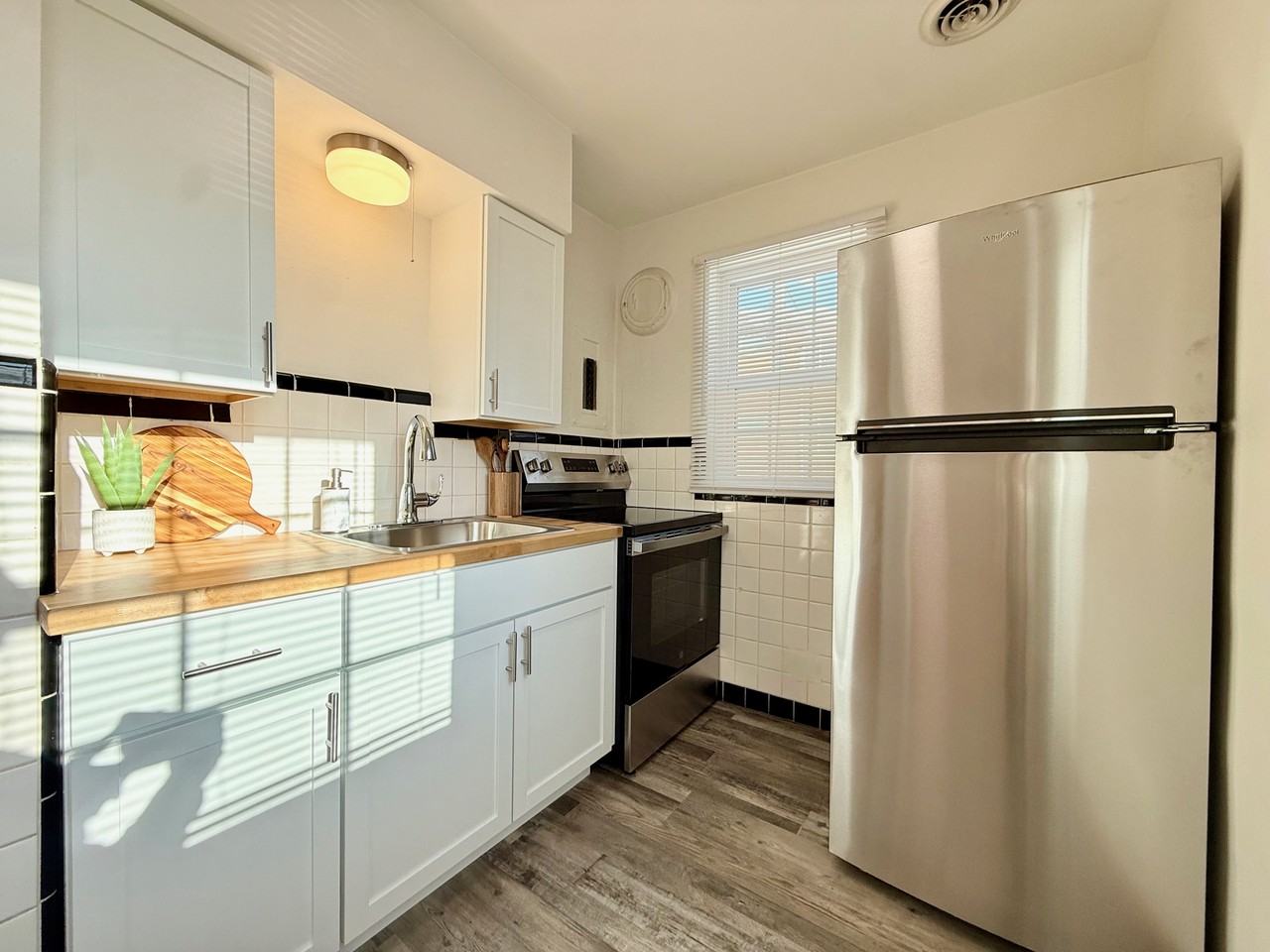 5821 Sunshine Drive #E - Photo 2 of 10