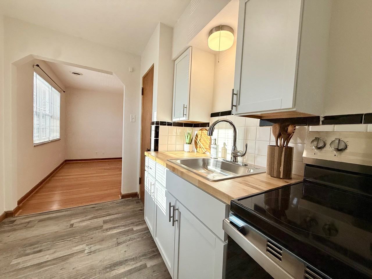 5821 Sunshine Drive #E - Photo 3 of 10