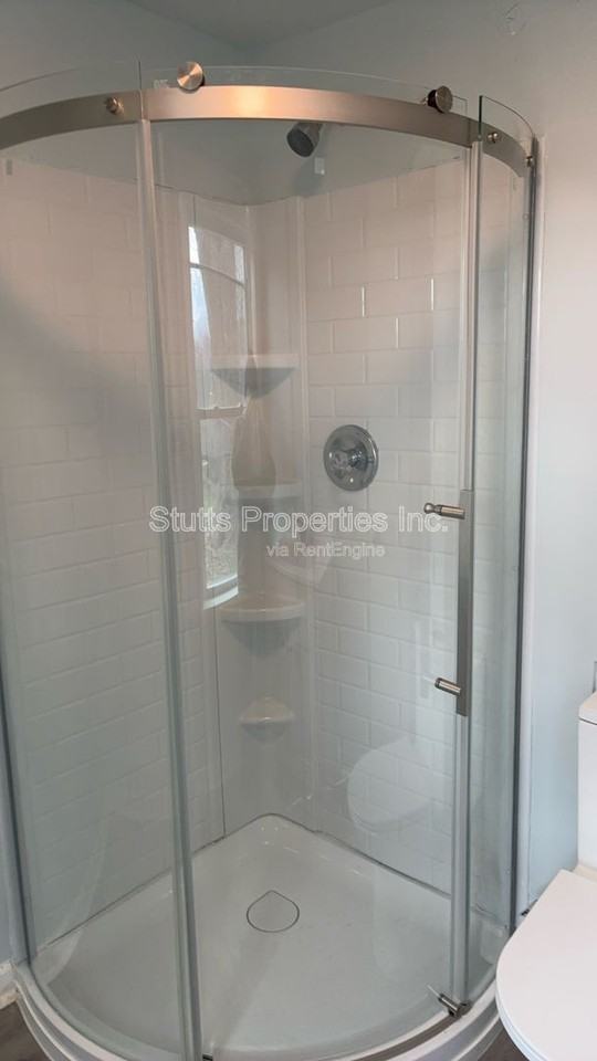 2410 Veterans Dr - Photo 2 of 8