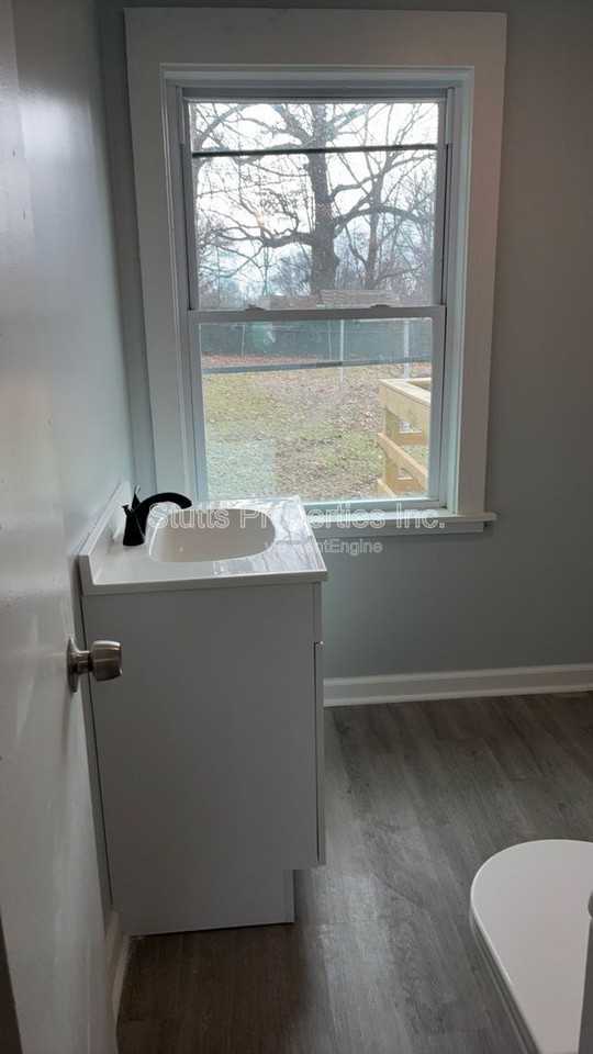 2410 Veterans Dr - Photo 3 of 8