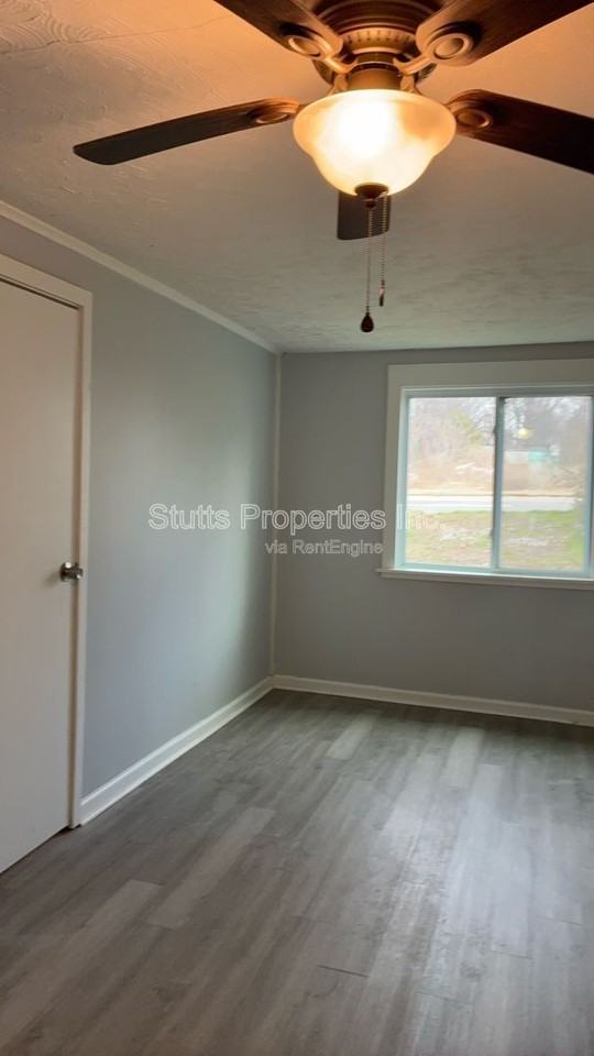 2410 Veterans Dr - Photo 4 of 8