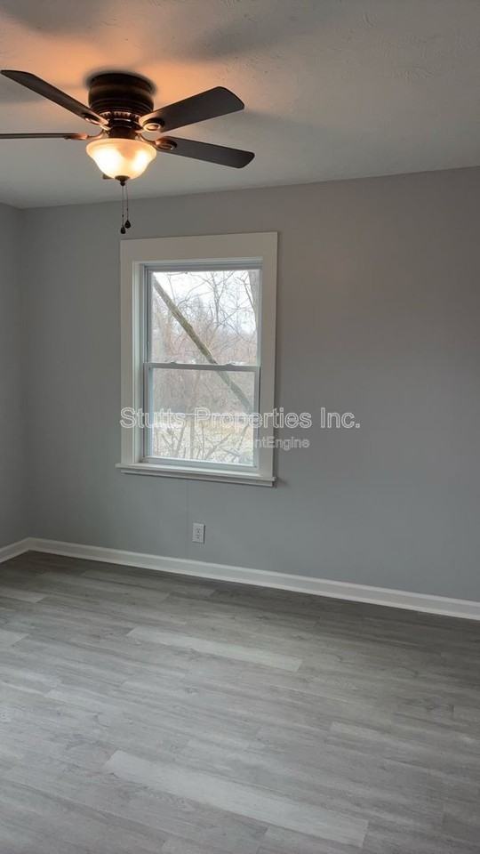 2410 Veterans Dr - Photo 5 of 8