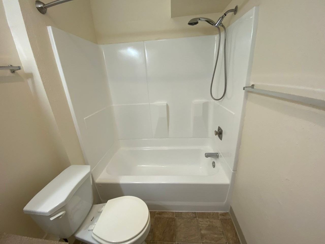 Jamestowne Plaza Apartments - Photo 5 of 8