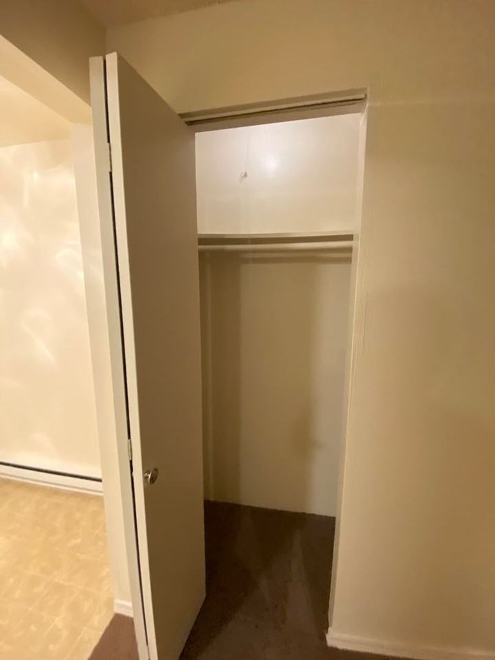 Jamestowne Plaza Apartments - Photo 6 of 8