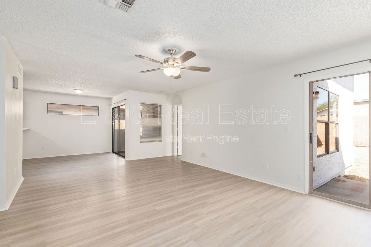 8714 W Amelia Ave - Photo 4 of 20