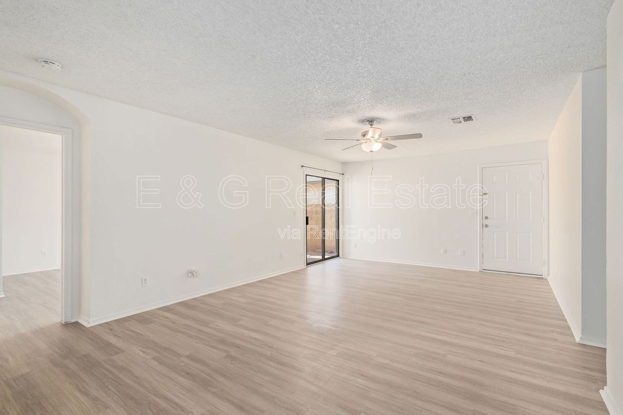 8714 W Amelia Ave - Photo 5 of 20