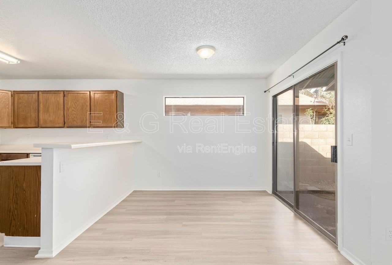 8714 W Amelia Ave - Photo 6 of 20