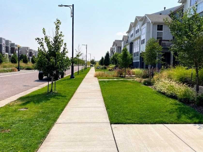 5447 Valentia St - Photo 3 of 40