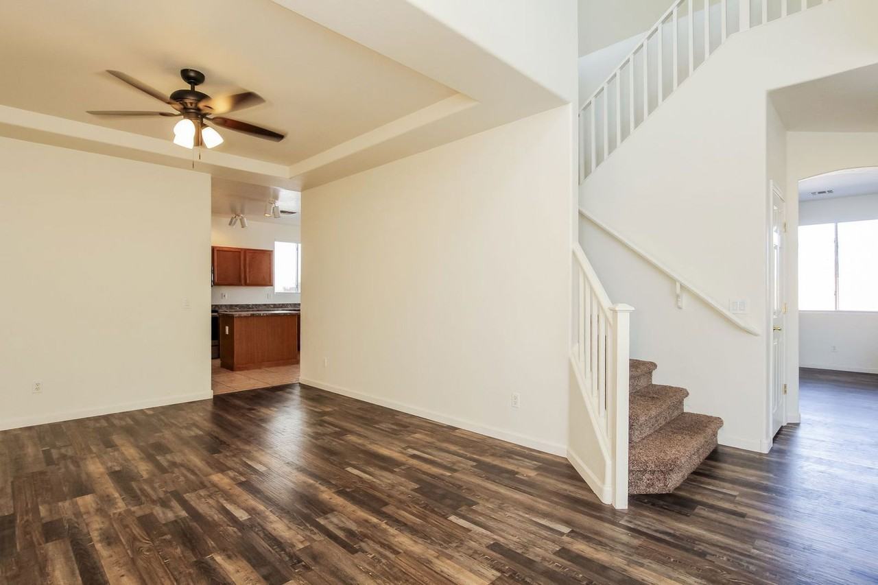 13240 W Stella Ln - Photo 4 of 21