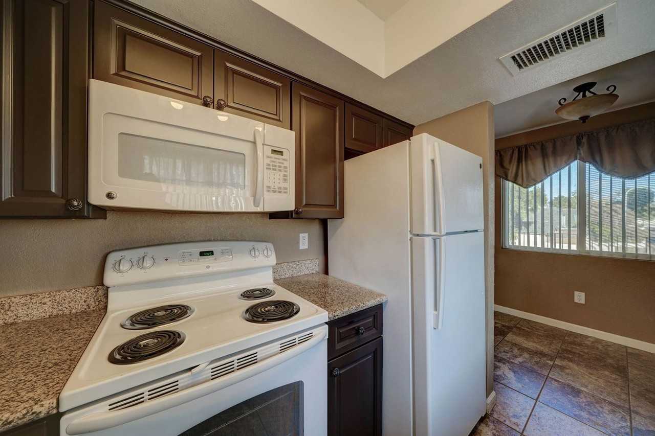 3301 W Loma Ln #4 - Photo 5 of 18