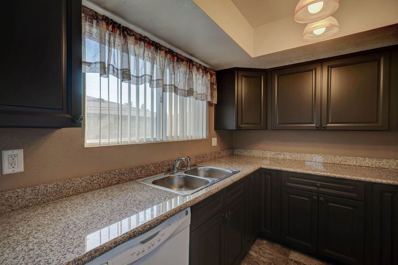 3301 W Loma Ln #4 - Photo 7 of 18