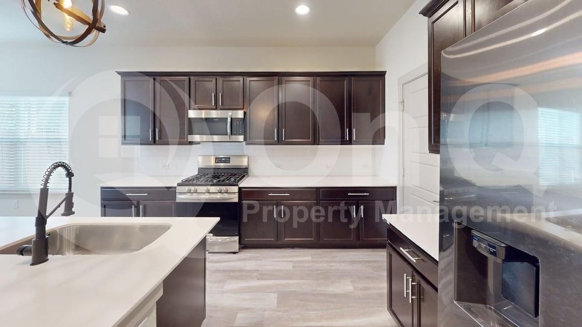 10502 Deaton Ln - Photo 4 of 17