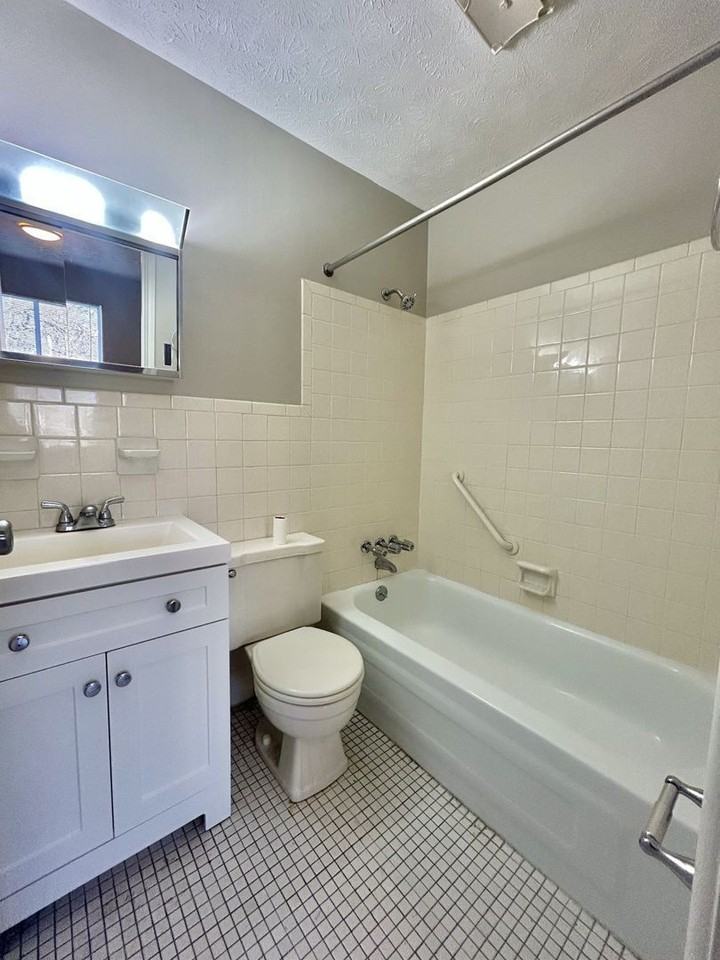 4126 W 8th St #14 - Photo 5 of 13