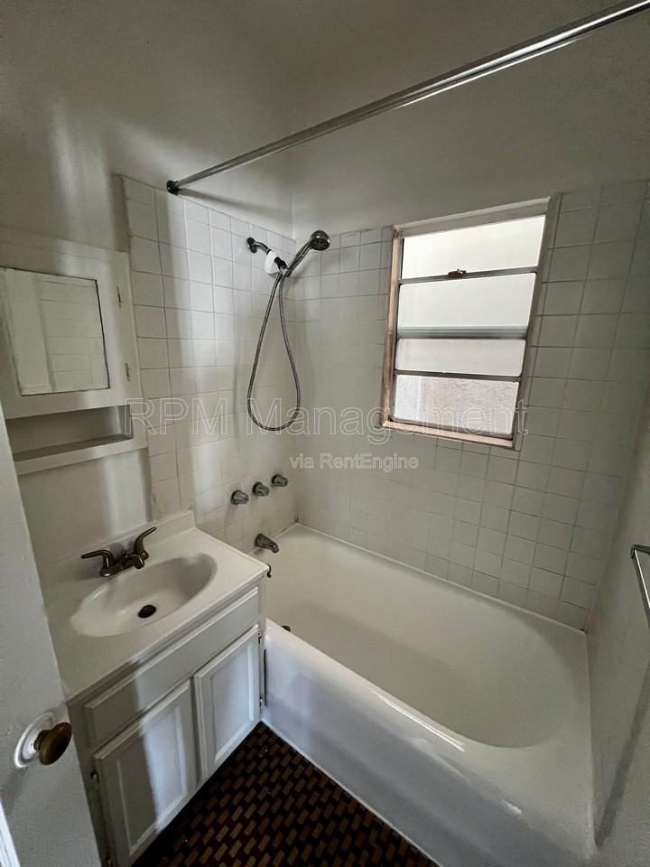 1740 Winona Blvd #303 - Photo 7 of 10