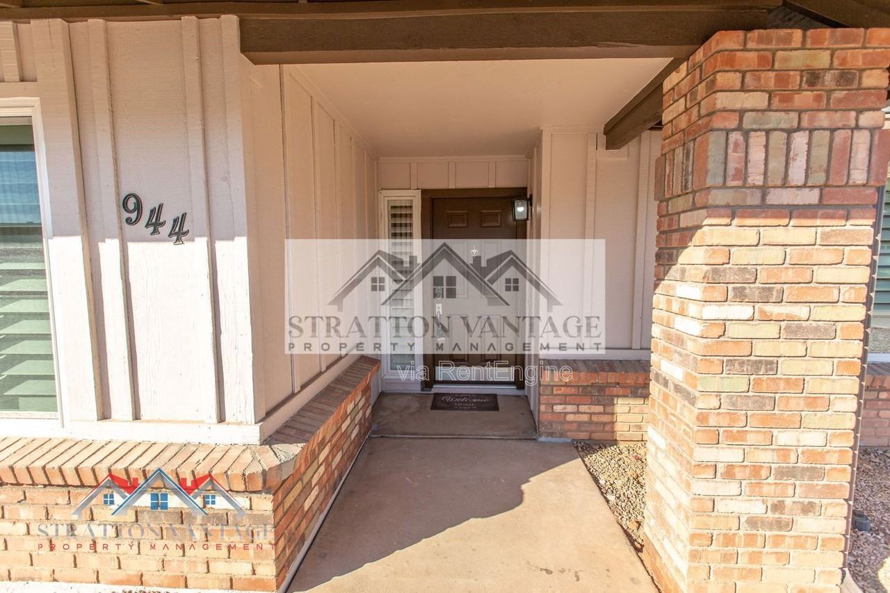 944 W Meseto Ave - Photo 5 of 48