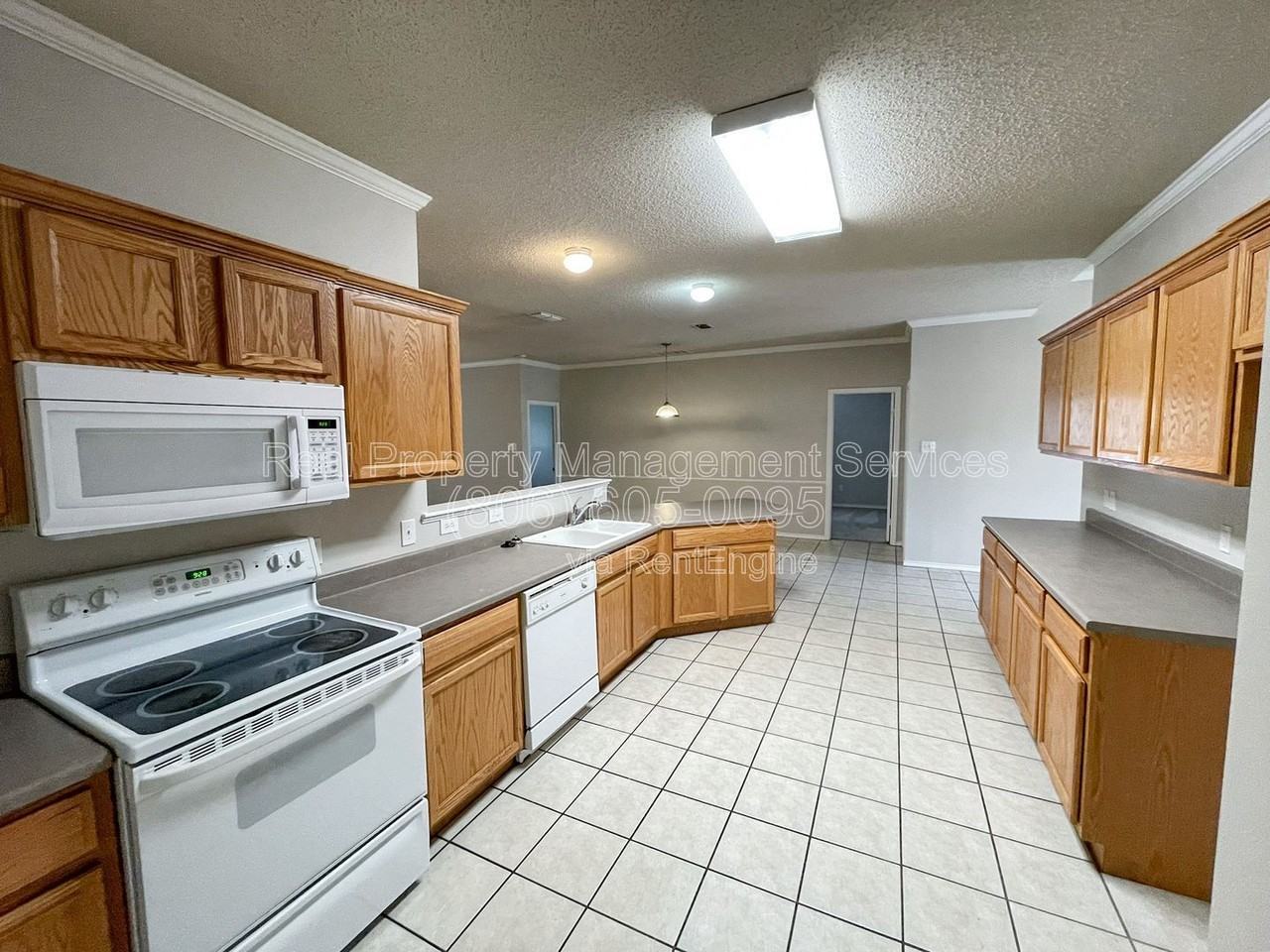 6715 91st St - Photo 3 of 16