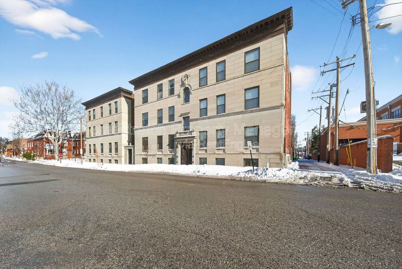 322 N Boyle Ave #3N - Photo 2 of 21