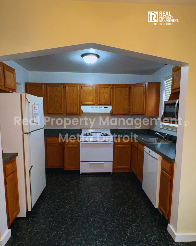 823 E 2nd St - Photo 5 of 15