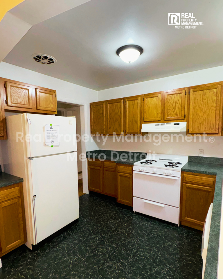 823 E 2nd St - Photo 6 of 15