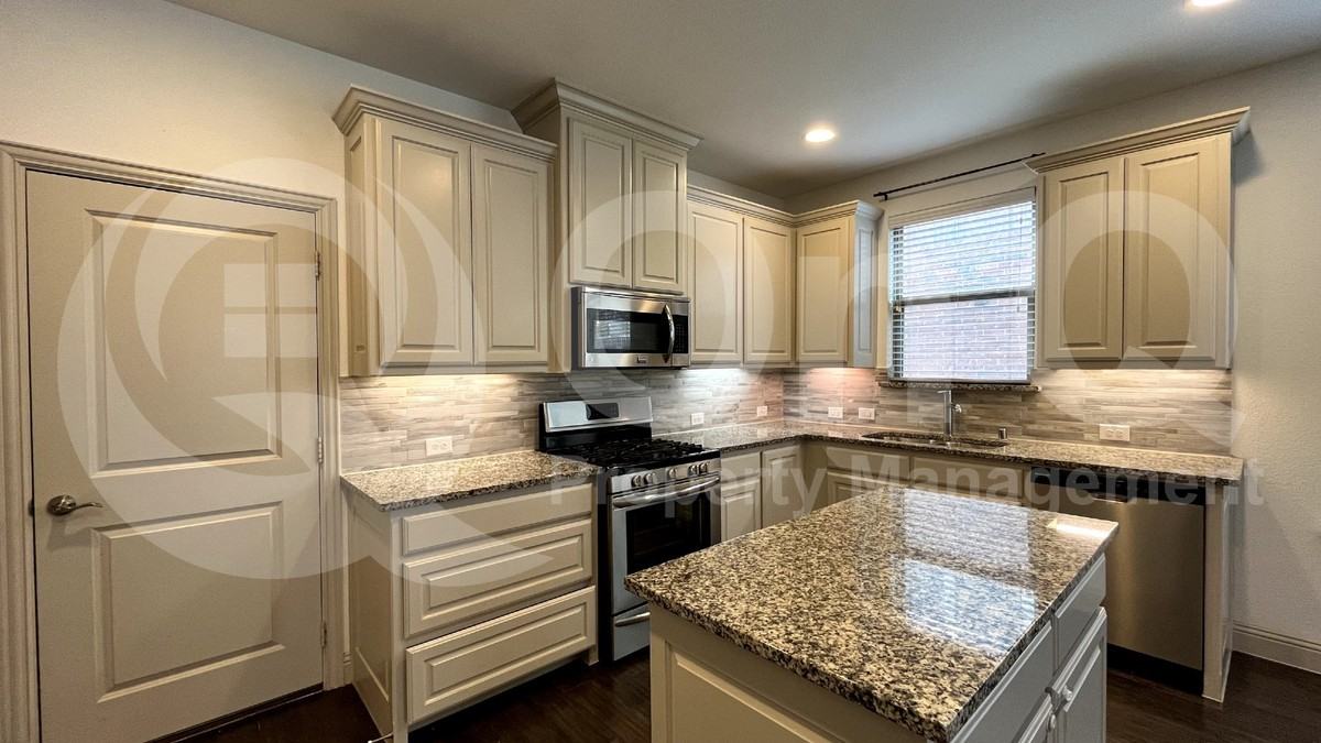 2309 Jameson Ln - Photo 3 of 25