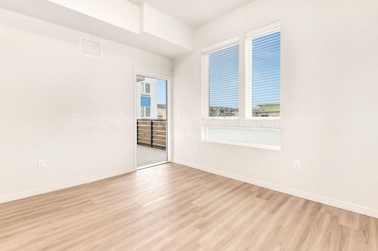 385 E 42nd St #205 - Photo 5 of 19