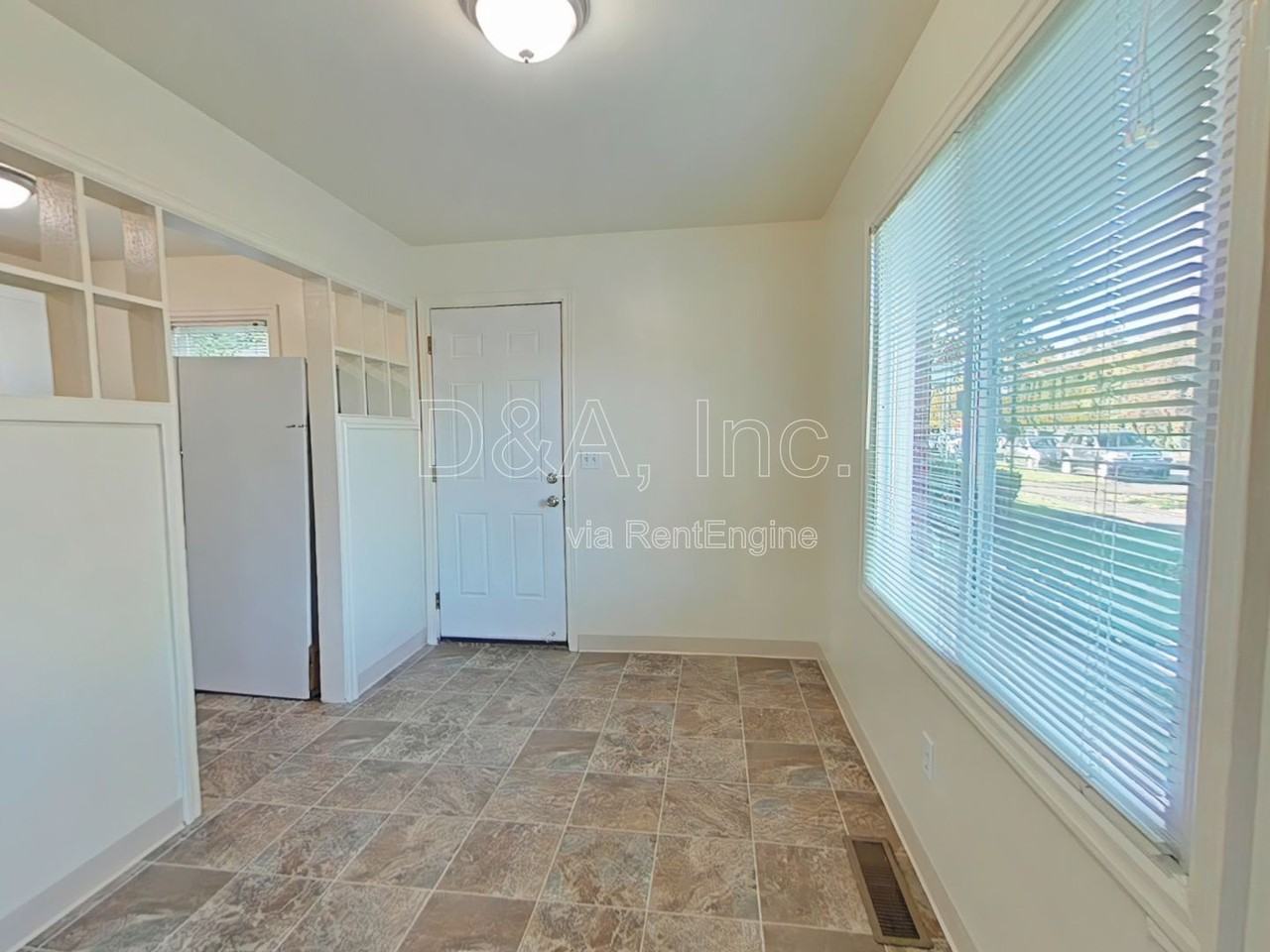 446 Nw Kings Blvd - Photo 5 of 17