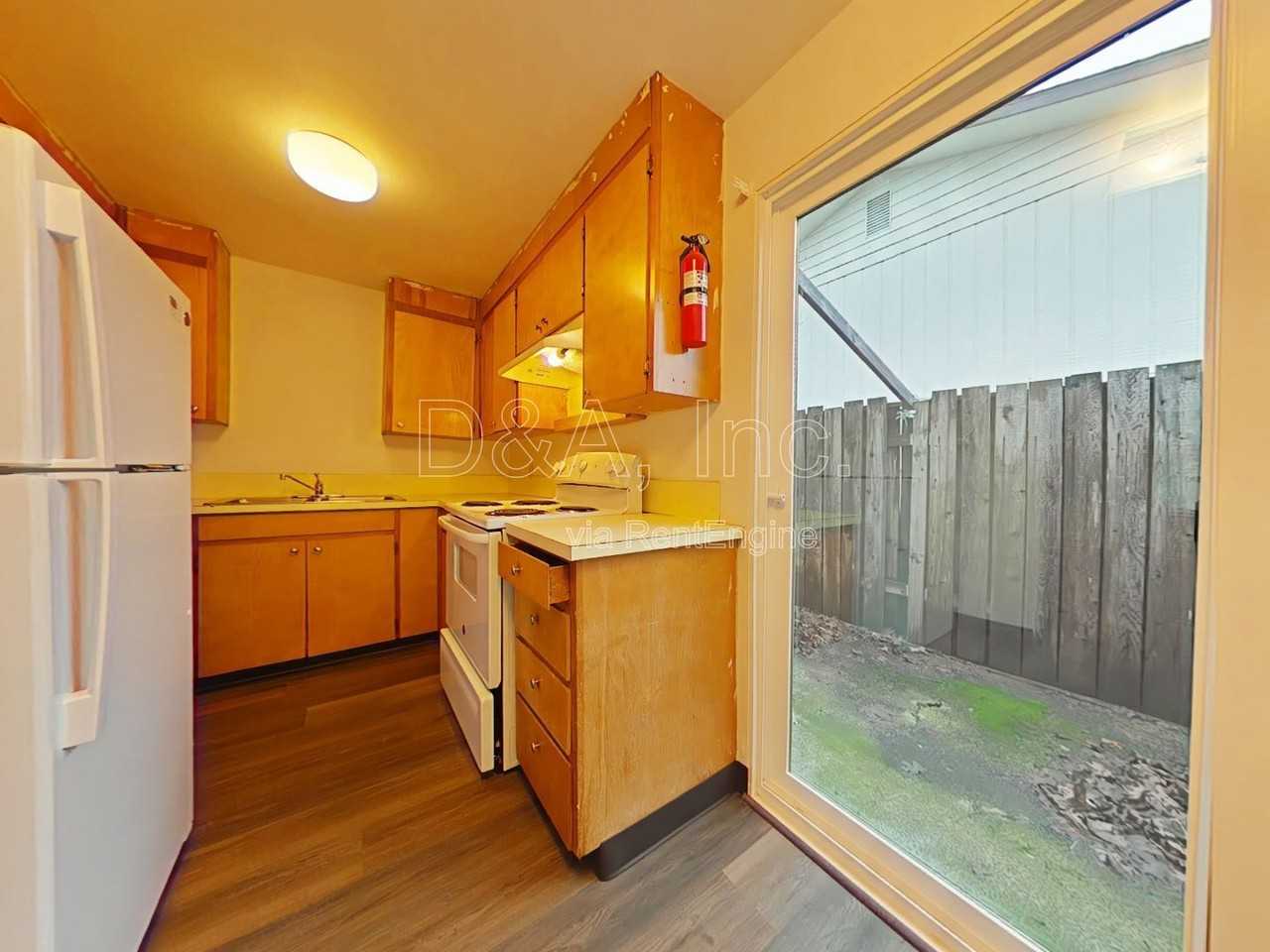 967 Nw Hobart Ave - Photo 4 of 10