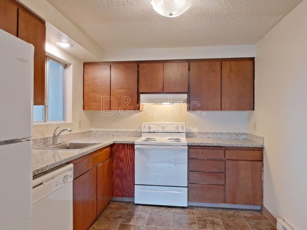 437 Nw 11th St #1 - Photo 4 of 8