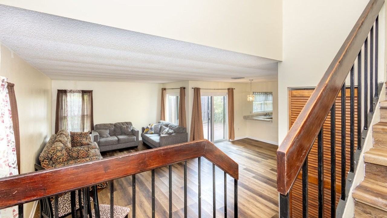 549 Hunter Cir - Photo 2 of 12