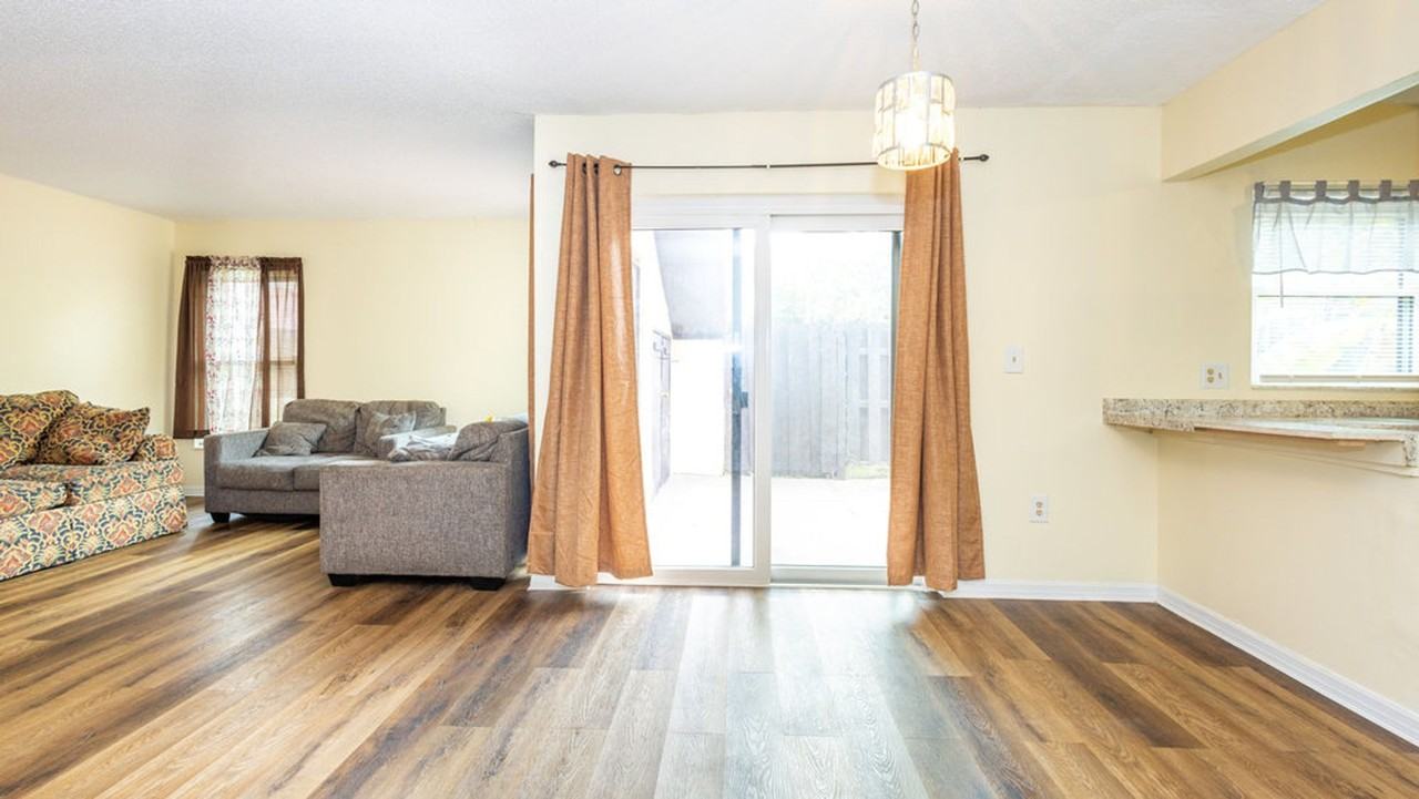 549 Hunter Cir - Photo 3 of 12