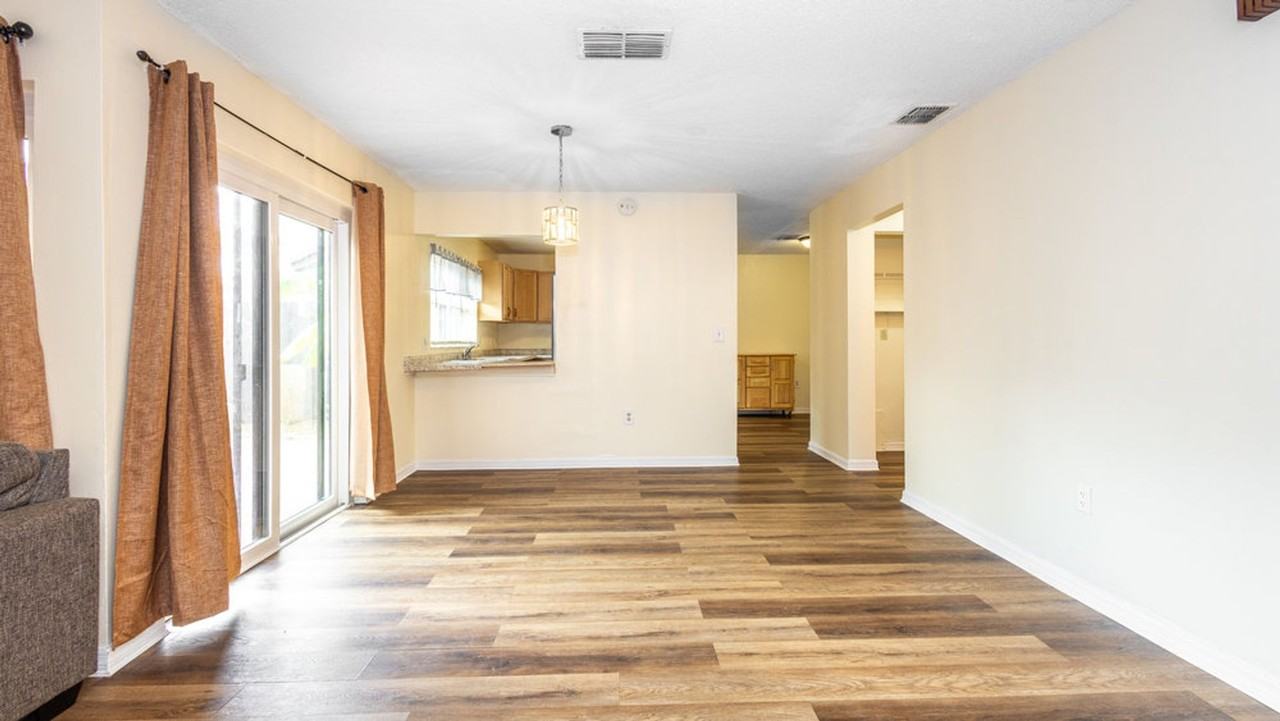 549 Hunter Cir - Photo 4 of 12